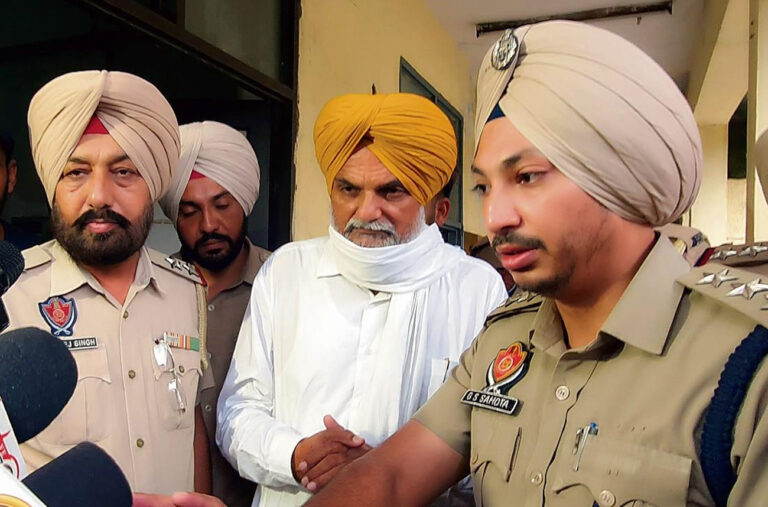 ਗਾਇਕ ਸਿੱਧੂ ਮੂਸੇਵਾਲਾ ਦੇ ਪਿਤਾ ਨੂੰ ਧਮਕੀ, ‘ਪੁੱਤ ਕੋਲ ਹੀ ਭੇਜ ਦਿਆਂਗੇ’