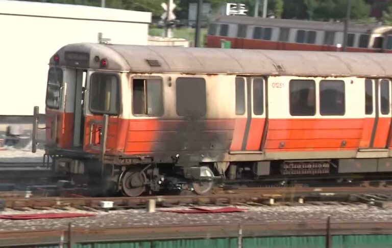 ਨਦੀ ਦੇ ਪੁਲ ਤੋਂ ਲੰਘ ਰਹੀ ਮੈਟਰੋ ਟਰੇਨ ’ਚ ਅੱਗ ਲੱਗਣ ਕਾਰਨ ਸਵਾਰੀਆਂ ਨੇ ਛਾਲਾਂ ਮਾਰ ਕੇ ਬਚਾਈ ਜਾਨ