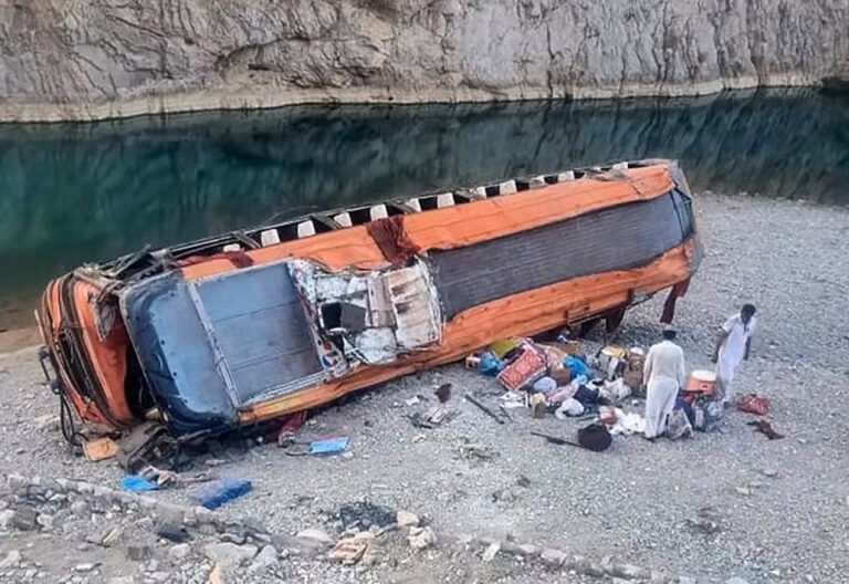 ਬੱਸ ਖੱਡ ’ਚ ਡਿੱਗਣ ਕਾਰਨ 20 ਲੋਕਾਂ ਦੀ ਮੌਤ, 12 ਜ਼ਖਮੀ