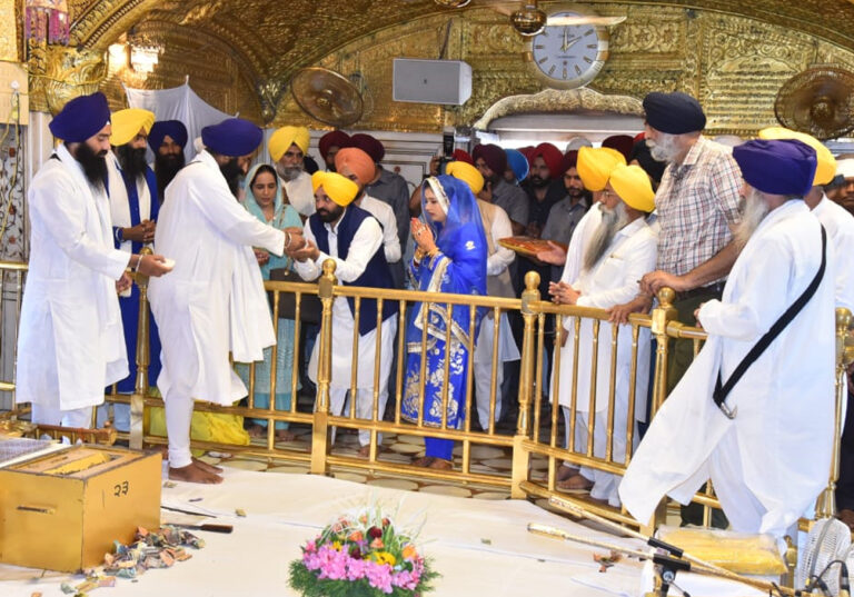 ਮੁੱਖ ਮੰਤਰੀ ਭਗਵੰਤ ਮਾਨ ਪਤਨੀ ਸਮੇਤ ਹਰਿਮੰਦਰ ਸਾਹਿਬ ਵਿਖੇ ਨਤਮਸਤਕ
