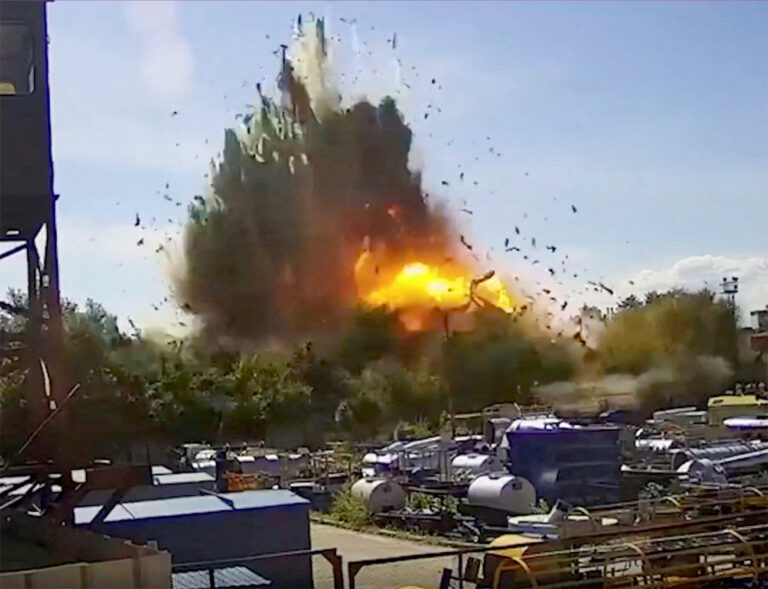 ਰੂਸ ਵੱਲੋਂ ਯੂਕਰੇਨ ’ਚ ਰਿਹਾਇਸ਼ੀ ਇਮਾਰਤਾਂ ’ਤੇ ਕੀਤੇ ਮਿਜ਼ਾਈਲ ਹਮਲੇ ’ਚ ਦੋ ਬੱਚਿਆਂ ਸਣੇ 19 ਹਲਾਕ