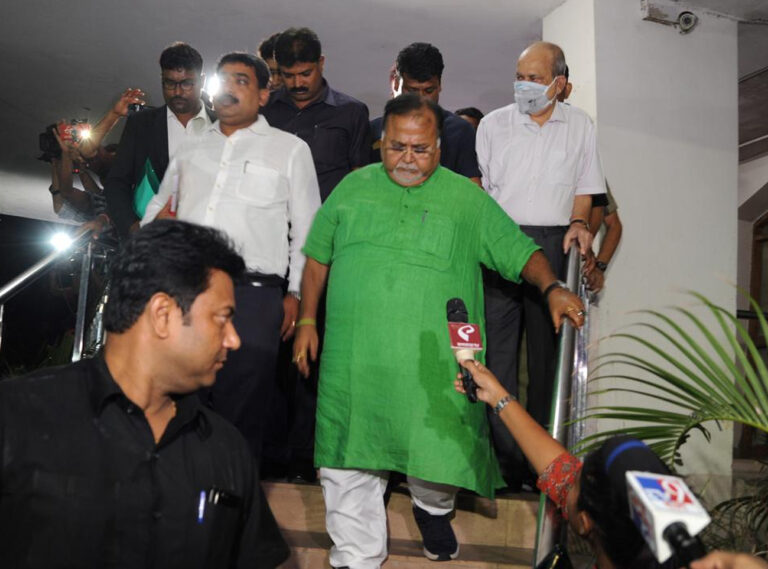 ਅਧਿਆਪਕ ਭਰਤੀ ਘਪਲੇ ’ਚ ਪੱਛਮੀ ਬੰਗਾਲ ਦਾ ਮੰਤਰੀ ਗ੍ਰਿਫ਼ਤਾਰ, ਕਰੀਬੀ ਕੋਲੋਂ ਮਿਲੇ 21 ਕਰੋੜ ਰੁਪਏ