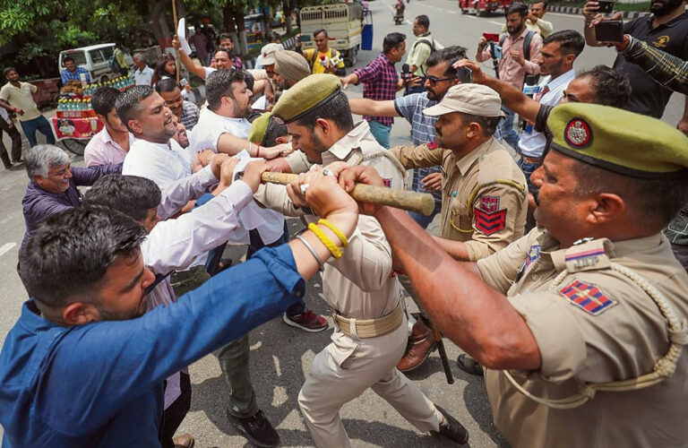 ਅਮਿਤ ਸ਼ਾਹ ਦੀ ਲਸ਼ਕਰ ਦੇ ਤਾਲਿਬ ਹੁਸੈਨ ਨਾਲ ਤਸਵੀਰ ਦਾ ਮੁੱਦਾ ਭਖ਼ਿਆ, ਜੰਮੂ ’ਚ ਮੁਜ਼ਾਹਰਾ