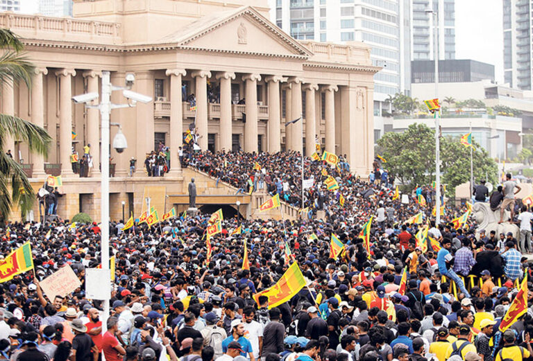 ਰਾਸ਼ਟਰਪਤੀ ਦੀ ਰਿਹਾਇਸ਼ ’ਤੇ ਕਬਜ਼ੇ ਮਗਰੋਂ ਲੋਕ ਮਾਣ ਰਹੇ ‘ਆਨੰਦ’, ਸ੍ਰੀਲੰਕਾ ’ਚ ਸੰਕਟ ਗਹਿਰਾਇਆ
