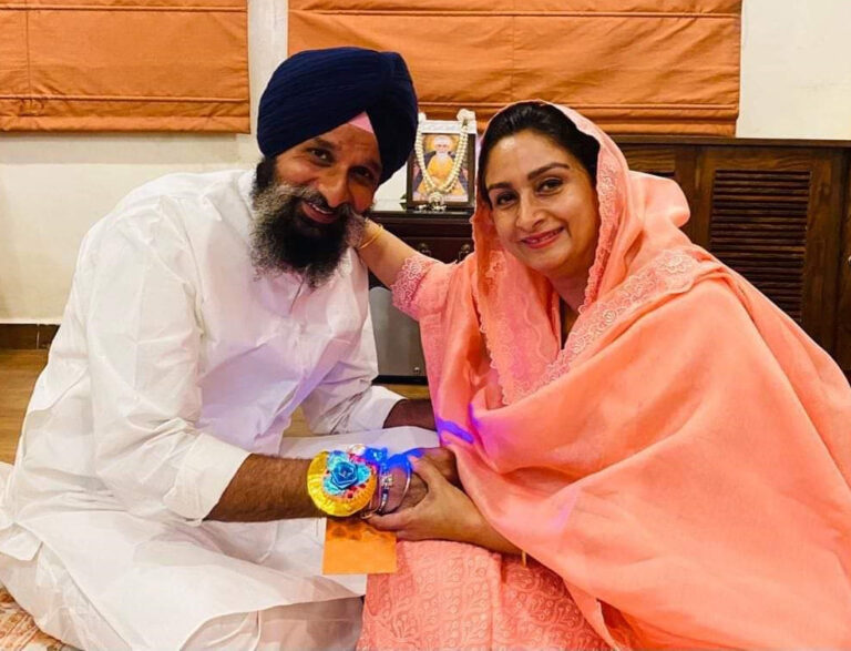 ਮਜੀਠੀਆ ਦੀ ਜੇਲ੍ਹ ‘ਚੋਂ ਰਿਹਾਈ ਮੌਕੇ ਕੇਕ ਕੱਟਿਆ, ਹਰਸਿਮਰਤ ਨੇ ਰੱਖੜੀ ਬੰਨ੍ਹੀ