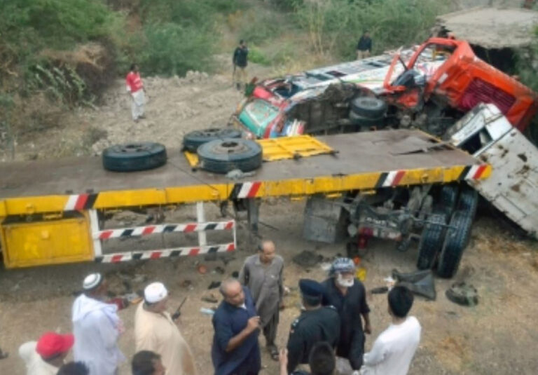 ਯਾਤਰੀ ਬੱਸ ਦੇ ਟਰੱਕ ‘ਤੇ ਡਿੱਗਣ ਨਾਲ 13 ਲੋਕਾਂ ਦੀ ਮੌਤ