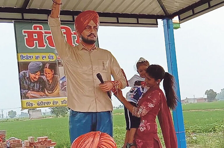 ਪਿੰਡ ਮੂਸਾ ਪਹੁੰਚ ਕੇ ਕੁੜੀਆਂ ਸਿੱਧੂ ਮੂਸੇਵਾਲਾ ਦੇ ਬੁੱਤ ਦੇ ਗੁੱਟ ’ਤੇ ਬੰਨ੍ਹਣ ਲੱਗੀਆਂ ਰੱਖੜੀਆਂ