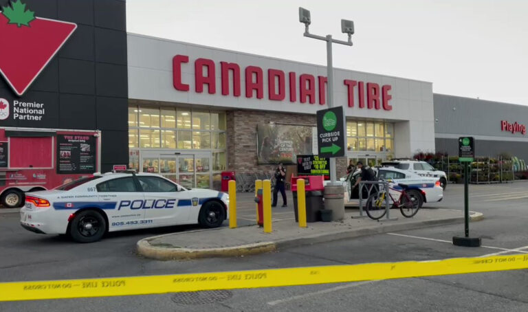 ਮਿਸੀਸਾਗਾ ਦੇ ਕੈਨੇਡੀਅਨ ਟਾਇਰ ਸਟੋਰ ਅੰਦਰ ਚਾਕੂ ਨਾਲ ਕੀਤੇ ਹਮਲੇ ‘ਚ ਔਰਤ ਹਲਾਕ, ਇਕ ਗ੍ਰਿਫ਼ਤਾਰ