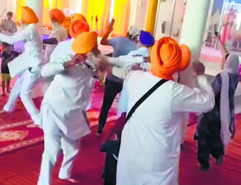 ਫਰੀਦਕੋਟ ਦੇ ਗੁਰਦੁਆਰੇ ਵਿੱਚ ‘ਕਬਜ਼ੇ’ ਨੂੰ ਲੈ ਕੇ ਦੋ ਧੜੇ ਭਿੜੇ, ਕਿਰਪਾਨਾਂ ਚੱਲੀਆਂ
