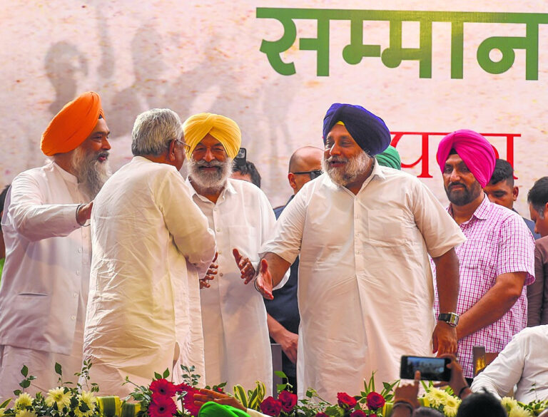 ਭਾਜਪਾ ਨੂੰ ਚੁਣੌਤੀ ਦੇਣ ਲਈ ‘ਸਨਮਾਨ ਰੈਲੀ’ ਵਿੱਚ ਇਕ ਮੰਚ ‘ਤੇ ਨਜ਼ਰ ਆਏ ਵਿਰੋਧੀ ਧਿਰਾਂ ਦੇ ਆਗੂ