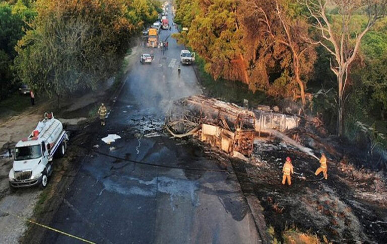 ਬੱਸ ਅਤੇ ਤੇਲ ਟੈਂਕਰ ਦੀ ਟੱਕਰ ‘ਚ 18 ਲੋਕਾਂ ਦੀ ਮੌਤ