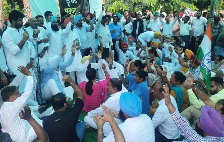 ਕਾਂਗਰਸ ਵੱਲੋਂ ਕੈਬਨਿਟ ਮੰਤਰੀ ਫੌਜਾ ਸਿੰਘ ਸਰਾਰੀ ਦੀ ਬਰਖ਼ਾਸਤਗੀ ਨੂੰ ਲੈ ਕੇ ਪੰਜਾਬ ਭਰ ‘ਚ ਧਰਨੇ