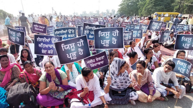 ਈਸਾਈ ਭਾਈਚਾਰੇ ਵੱਲੋਂ ਜਲੰਧਰ ‘ਚ ਅੰਮ੍ਰਿਤਪਾਲ ਸਿੰਘ ਦੀ ਗ੍ਰਿਫ਼ਤਾਰੀ ਨੂੰ ਲੈ ਕੇ ਧਰਨਾ