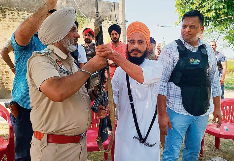 ਪੁਲੀਸ ਦੀ ਕਾਰਗੁਜ਼ਾਰੀ ਤੋਂ ਦੁਖੀ ਨੌਜਵਾਨ ‘ਸਬਕ’ ਸਿਖਾਉਣ ਲਈ ਥਾਣੇ ਦੇ ਸੰਤਰੀ ਤੋਂ ਰਾਈਫਲ ਖੋਹ ਕੇ ਫਰਾਰ