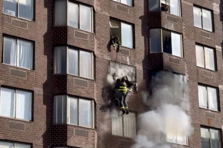 ਮੈਨਹਟਨ ਦੀ ਬਿਲਡਿੰਗ ‘ਚ ਭਿਆਨਕ ਅੱਗ ਲੱਗਣ ਨਾਲ 38 ਝੁਲਸੇ, ਕਈਆਂ ਦੀ ਹਾਲਤ ਗੰਭੀਰ