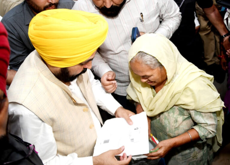 ਮੁੱਖ ਮੰਤਰੀ ਭਗਵੰਤ ਮਾਨ ਵੱਲੋਂ ਸਮਰਾਲਾ ਦੇ ਤਹਿਸੀਲ ਦਫ਼ਤਰ ਅਤੇ ਸੁਵਿਧਾ ਸੈਂਟਰ ‘ਚ ਛਾਪੇਮਾਰੀ