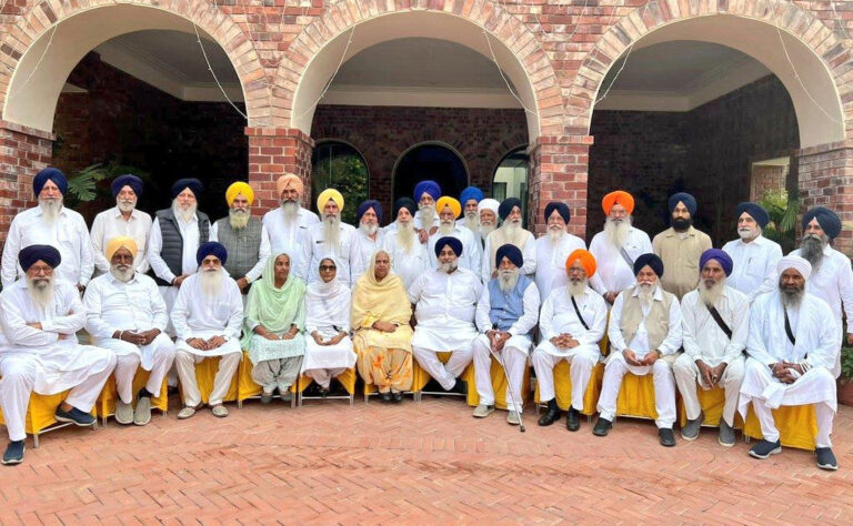 ਪਿੰਡ ਬਾਦਲ ਵਿਖੇ ਮਾਲਵੇ ਦੇ ਸ਼੍ਰੋਮਣੀ ਕਮੇਟੀ ਮੈਂਬਰਾਂ ਨੂੰ ਮਿਲੇ ਸੁਖਬੀਰ
