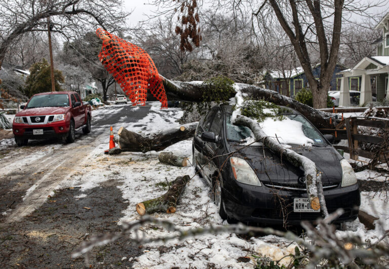 ਬਰਫ਼ੀਲੇ ਤੂਫਾਨ ਤੋਂ ਬਾਅਦ ਖੜ੍ਹੀਆਂ ਕਾਰਾਂ ‘ਚੋਂ ਮਿਲ ਰਹੀਆਂ ਲਾਸ਼ਾਂ