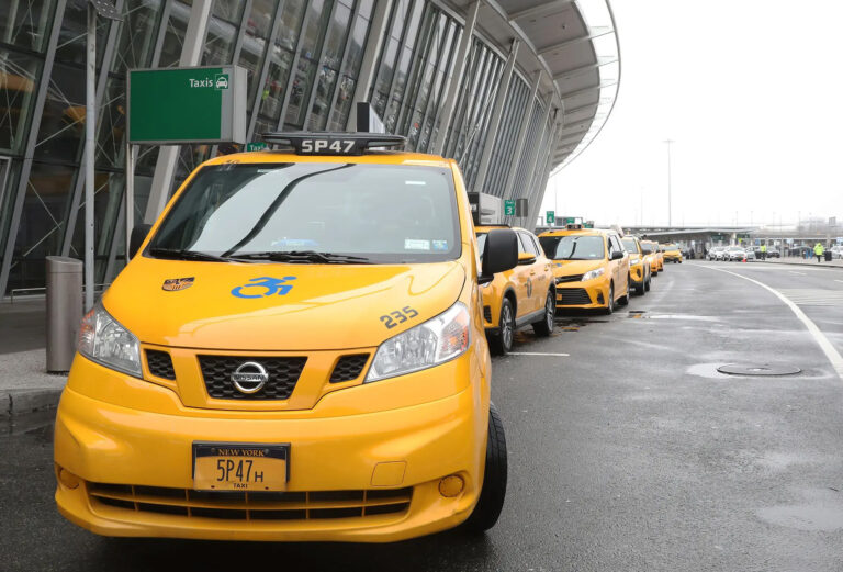 ਏਅਰਪੋਰਟ ‘ਤੇ ਟੈਕਸੀ ਡਿਸਪੈਚ ਸਿਸਟਮ ਤੋੜਨ ਦੇ ਦੋਸ਼ ‘ਚ ਦੋ ਕਾਬੂ