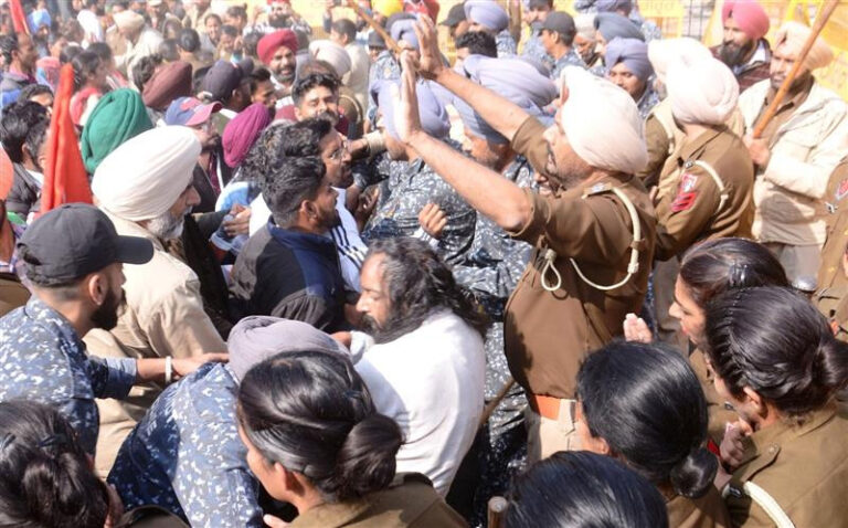 ਮੁੱਖ ਮੰਤਰੀ ਦੀ ਕੋਠੀ ਦਾ ਘਿਰਾਓ ਕਰਨ ਪੁੱਜੇ ਅਧਿਆਪਕਾਂ ਨਾਲ ਪੁਲੀਸ ਵੱਲੋਂ ਧੱਕਾ-ਮੁੱਕੀ, ਪੱਗਾਂ ਲੱਥੀਆਂ