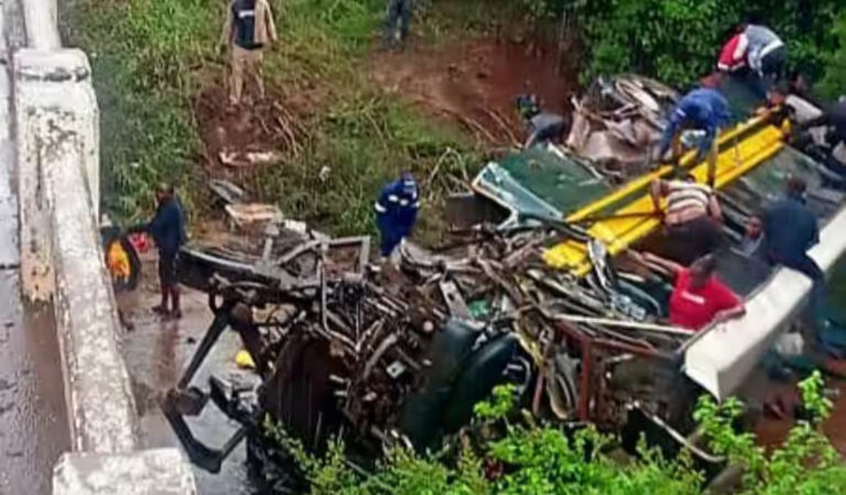 ਟਰਾਂਜ਼ਿਟ ਟਰੱਕ ਬੇਕਾਬੂ ਹੋ ਕੇ ਬੱਸ ਨਾਲ ਟਕਰਾਇਆ, 20 ਹਲਾਕ