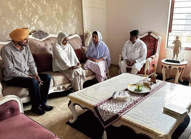 ਸਿੱਧੂ ਮੂਸੇਵਾਲਾ ਦੇ ਮਾਪਿਆਂ ਨਾਲ ਮੁਲਾਕਾਤ ਮੌਕੇ ਹਰਸਿਮਰਤ ਵੱਲੋਂ ਪਾਰਲੀਮੈਂਟ ‘ਚ ਮੁੱਦਾ ਚੁੱਕਣ ਦਾ ਭਰੋਸਾ