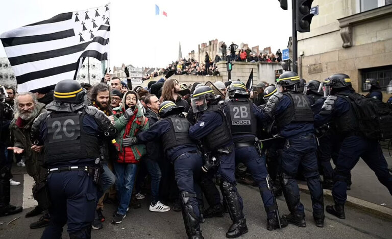 ਪੈਰਿਸ ‘ਚ ਵਿਖਾਵਾਕਾਰੀਆਂ ‘ਤੇ ਪੁਲੀਸ ਵੱਲੋਂ ਲਾਠੀਚਾਰਜ