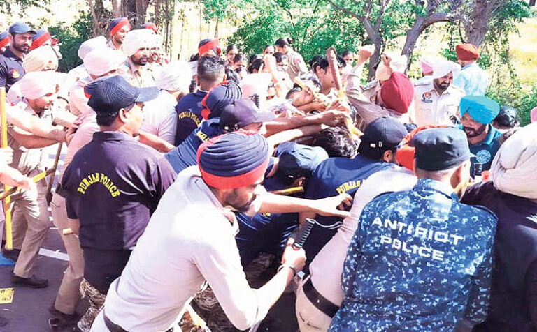 ਮੁੱਖ ਮੰਤਰੀ ਦੀ ਕੋਠੀ ਅੱਗੇ ਪ੍ਰਦਰਸ਼ਨਕਾਰੀਆਂ ਤੇ ਪੁਲੀਸ ਵਿਚਕਾਰ ਧੱਕਾ-ਮੁੱਕੀ