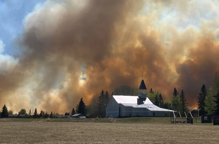 ਅੱਗ ਕਾਰਨ ਅਲਬਰਟਾ ਵਾਸੀ ਘਰ ਖਾਲੀ ਕਰਨ ਲਈ ਮਜਬੂਰ, ਐਮਰਜੈਂਸੀ ਐਲਾਨੀ