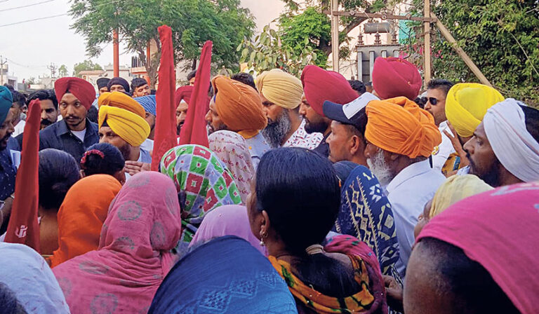 ਲੋਕਾਂ ਵੱਲੋਂ ਘੇਰ ਕੇ ਸਵਾਲ ਕਰਨ ‘ਤੇ ਪੰਜਾਬ ਦੇ ਕੈਬਨਿਟ ਮੰਤਰੀ ਖਹਿੜਾ ਛੁਡਾ ਕੇ ‘ਭੱਜੇ’
