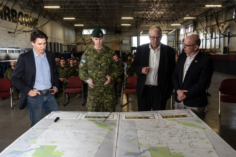 ਟਰੂਡੋ ਵੱਲੋਂ ਅਲਬਰਟਾ ਦਾ ਦੌਰਾ, ਜੰਗਲੀ ਅੱਗ ਨਾਲ ਜੂੜ ਰਹੇ ਫੌਜੀਆਂ ਨਾਲ ਮੁਲਾਕਾਤ